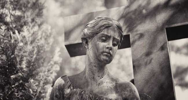 Riedlinger Natursteinwerk Grabmal alte Engelsstatue und Steinernes Kreuz auf Friedhof