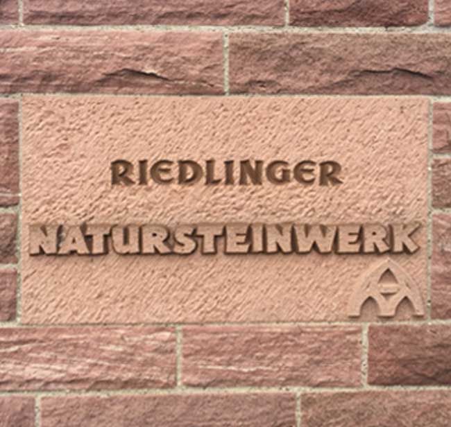 Riedlinger Natursteinwerk GmbH Firmenschild vor der Firmenzufahrt