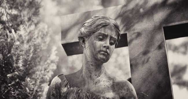 Riedlinger Natursteinwerk GmbH Grabmalsteine alte Engelsstatue und Steinernes Kreuz auf Friedhof